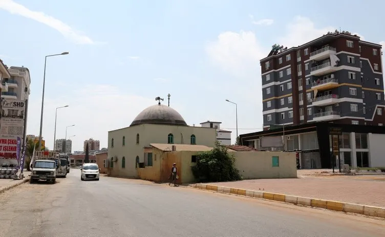 İki yolun ortasında kalan cami dikkat çekiyor