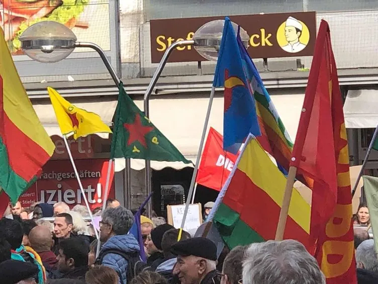 Almanya’daki teröristler GAY bayrağına sığındı
