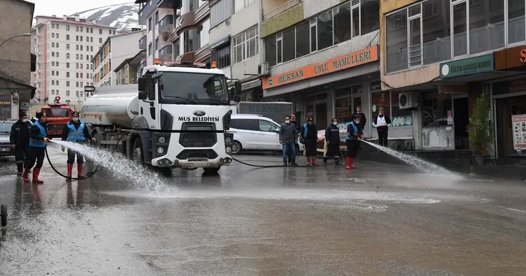 Muş Belediyesi, cadde ve sokakları sabunlu suyla yıkadı