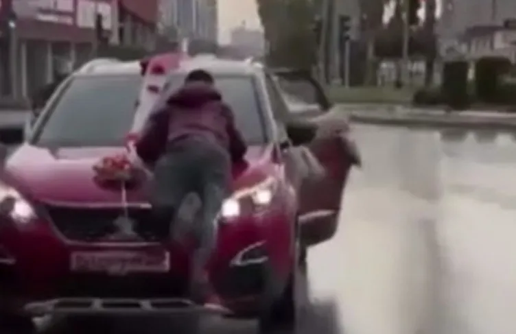 Düğün arabasının üzerine atladı: Damattan dayak yedi!