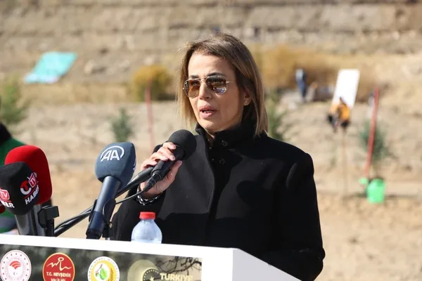 nevsehirde-8-bin-fidan-toprakla-bulustu-1668172134669.jpg
