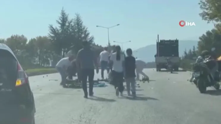 Bursa'da yere dökülen armutları gören sürücüler yardımına koştu
