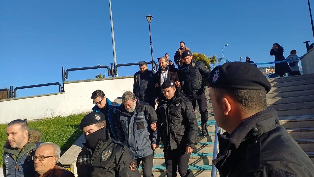 Başkan Erdoğan’a hakaret etmişlerdi! 3 şüpheli tutuklandı Başkan Erdoğan’a hakaret etmişlerdi! 3 şüpheli tutuklandı