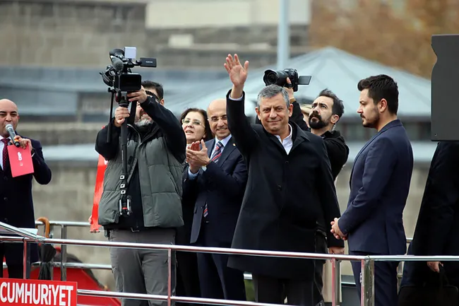 ozgur-ozelin-kayseri-cikisina-ak-partili-bohurlerden-sert-yanit-flama-skandalini-hatirlatti-ancak-kayeriyi-kal-1765652259225.jpeg Özgür Özel'in Kayseri çıkışına AK Partili Böhürler'den sert yanıt! Flama skandalını hatırlattı: Ancak 'Kayeri'yi kale yaparsınız