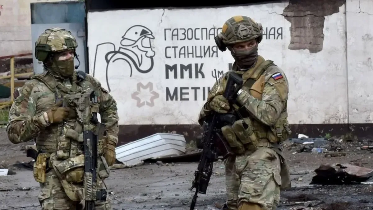 Rus askeri araçları Donetsk bölgesinde ilerlerken