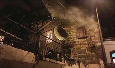 İzmir’de tarihi taş ev alevlere teslim oldu #izmir