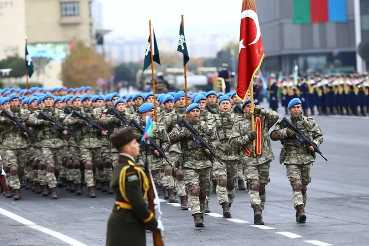 Türk askeri Azerbaycan’da! Bakü sokaklarında ’Vatan sana canım feda’ sesleri