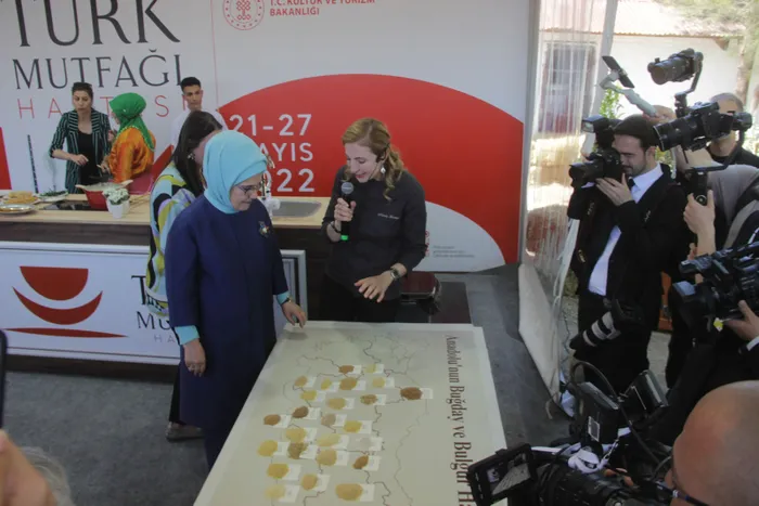emine-erdogan-unlu-sefler-ile-bir-araya-geldi-yoresel-yemekleri-tanitti-1653145481760.jpg Emine Erdoğan, ünlü şefler ile bir araya geldi: Yöresel yemekleri tanıttı