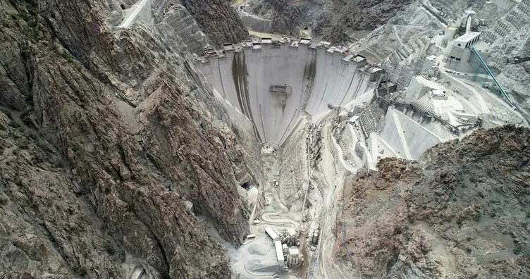 Türkiye’nin en yüksek barajının yapımında son 55 metre!
