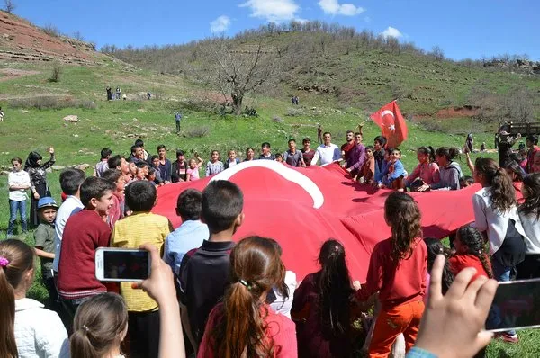 Şemdinli'de halk terörden temizlenen köylere koştu