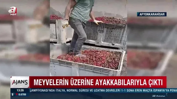 Meyve suyu üretim tesisinde skandal görüntüler! Meyvelerin üzerine ayakkabılarıyla çıktı | Video