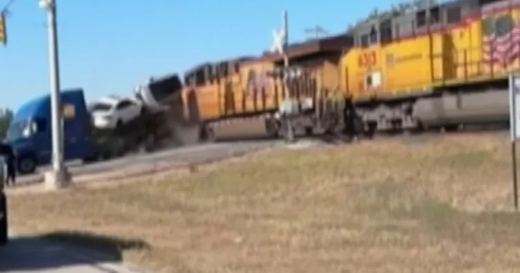 Hemzemin geçitte kabus: Tren tırı paramparça etti