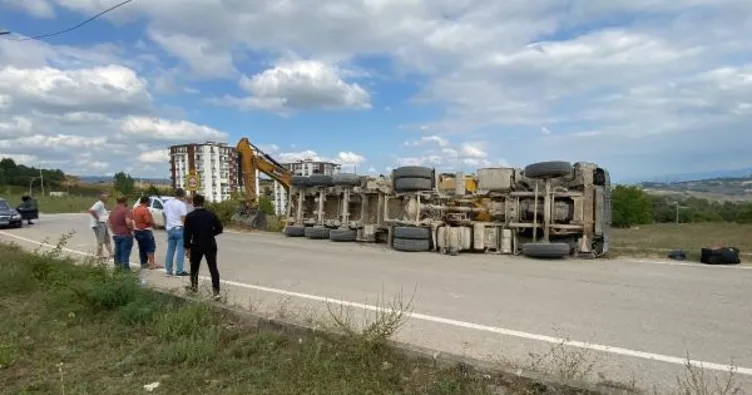 İzmit’te TIR devrildi: Şoför yaralı
