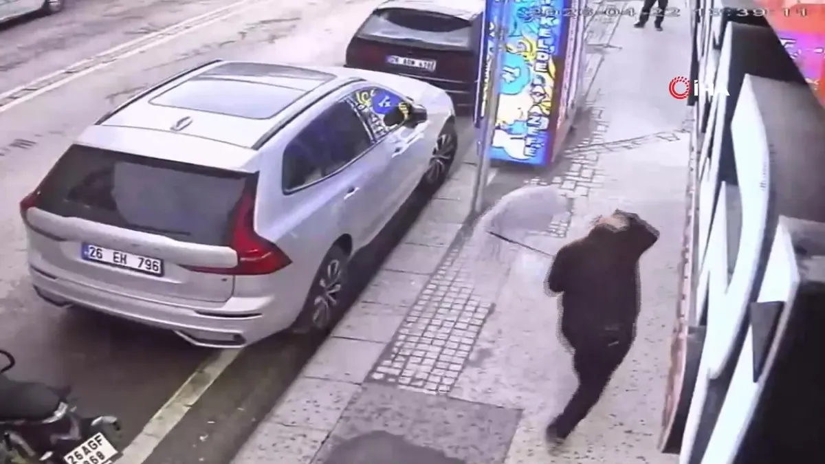 Eskişehir’de adamın üzerine camın düşme anına ait görüntüleri ortaya çıktı | Video videosunu izle Eskişehir’de adamın üzerine camın düşme anına ait görüntüleri ortaya çıktı | Video videosunu izle