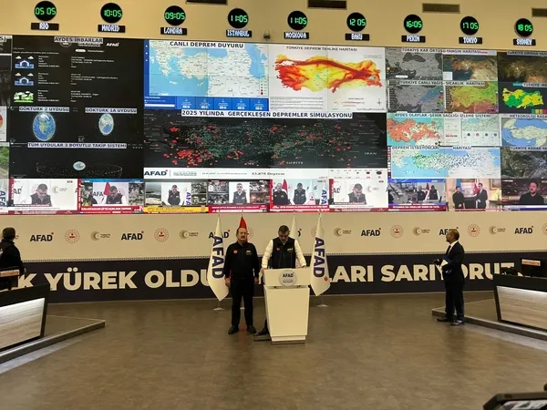 bakan-ciftci-acikladi-istanbulda-2-can-kaybi-2-bin-727-kisi-tahliye-edildi-1792057360452.jpg