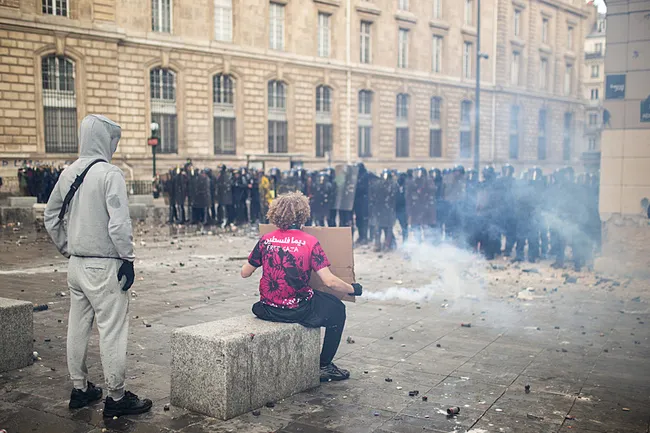 paristeki-gosterilerde-gerginlik-tirmaniyor-polisten-biber-gaziyla-mudahale-1792345747660.jpeg Paris'teki gösterilerde gerginlik tırmanıyor! Polis biber gazı ve şok bombaları kullandı