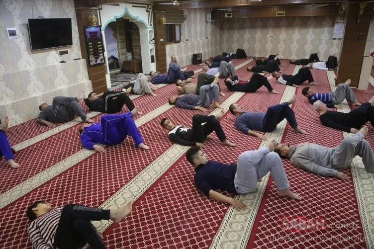 Irak’ta sabah namazı sonrası egzersiz yapan cemaat