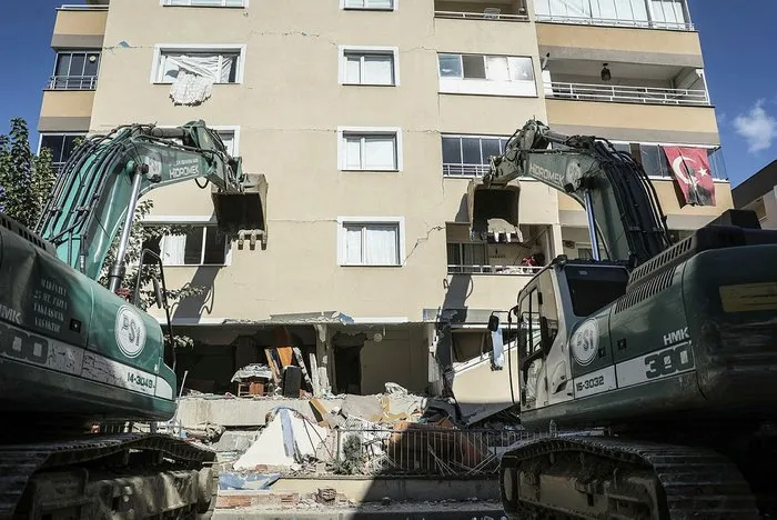 Son Dakika Izmir Depreminde Coken Baris Sitesi Nde Yikim Calismasi Baslatildi Son Dakika Haberler