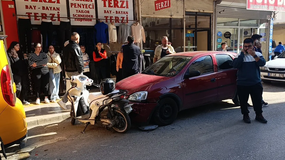 Yer Antalya: 14 yaşındaki motosiklet sürücüsü 3 araca çarptı! Yer Antalya: 14 yaşındaki motosiklet sürücüsü 3 araca çarptı!