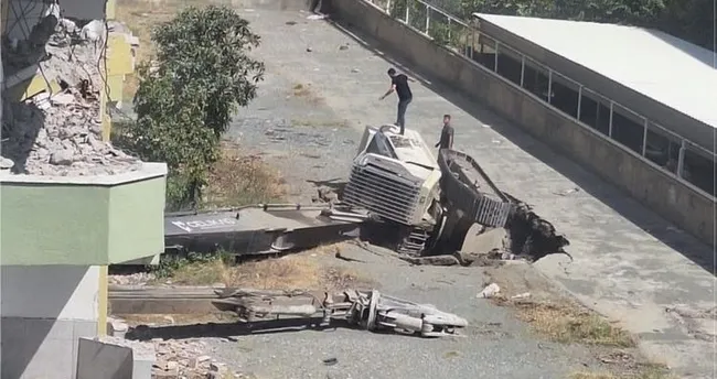 Yer Hatay: Yer yarıldı iş makinesi içine düştü! Yer Hatay: Yer yarıldı iş makinesi içine düştü!