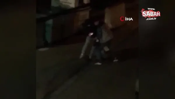İstanbul’da gasp dehşeti: Darp ettikleri genci yerde sürükleyip telefonunu çaldılar! O anlar kamerada | Video