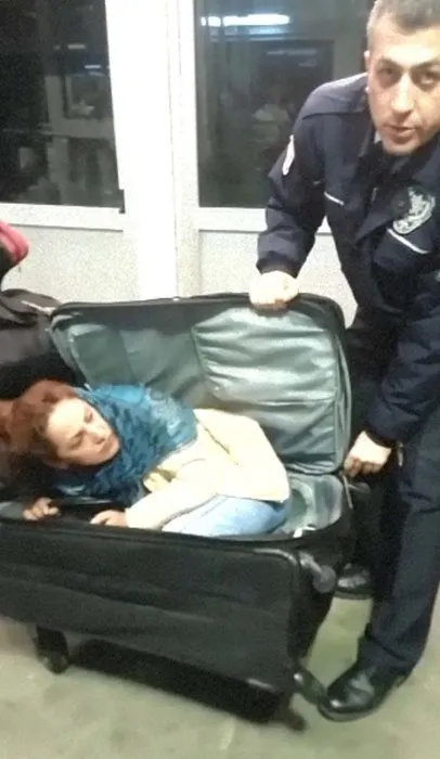 Sarp Sınır Kapısı’nda polisi şoke eden an! Valizin içinden çıktı