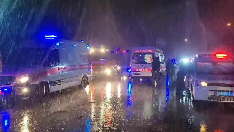 Bayrampaşa’da yolcu otobüsü devrildi: 2 ölü 1’i ağır 15 yaralı