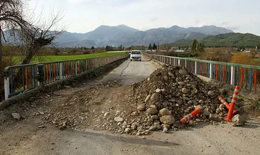 Hasar gören köprüde tehlikeli yolculuk