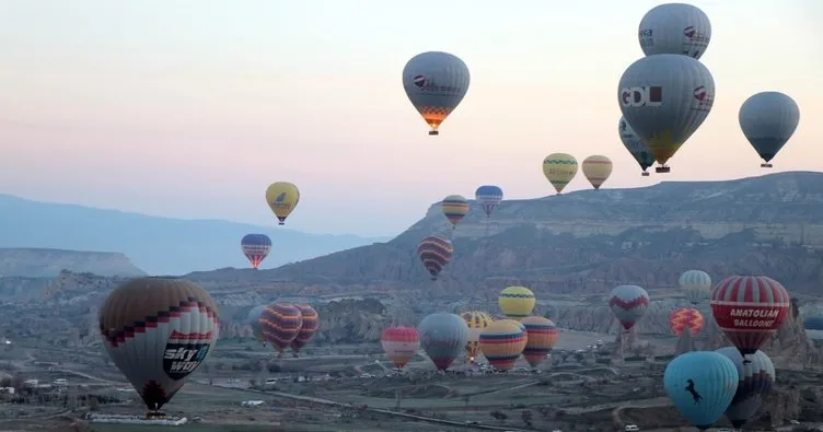 Kapadokya’da yer turist gök balon dolu