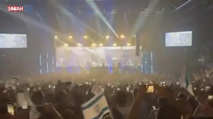 İsrailli şarkıcıdan skandal hareket! Gazze'deki soykırım görüntülerini konserinde izletti | Video