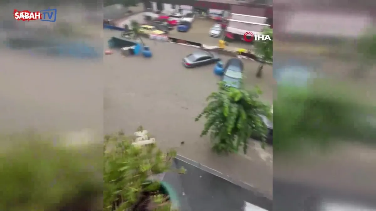 Beşiktaş’ta sağanakta can pazarı kamerada: Sulara kapılmak üzere olan kadını vatandaşlar kurtardı | Video videosunu izle Beşiktaş’ta sağanakta can pazarı kamerada: Sulara kapılmak üzere olan kadını vatandaşlar kurtardı | Video videosunu izle