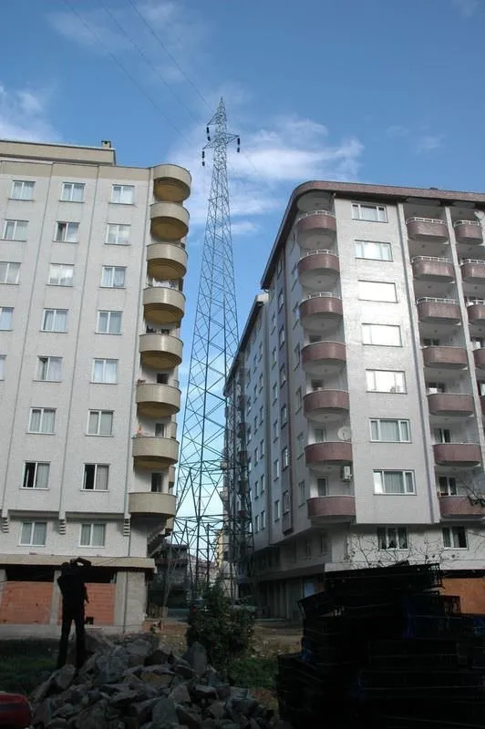 Rize'de akıl almaz yüksek gerilim hattı...