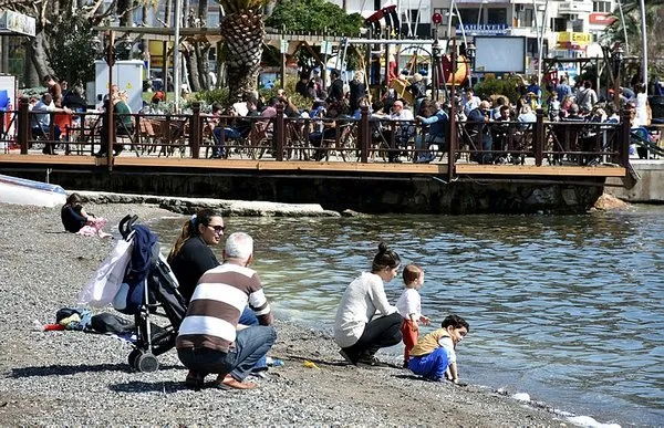 Marmarisliler sıcak havanın keyfini sahilde çıkardı