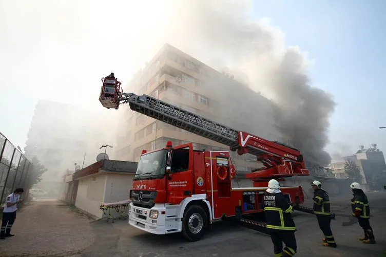 Adana’da yangın: Vatandaşlar çatıda mahsur kaldı