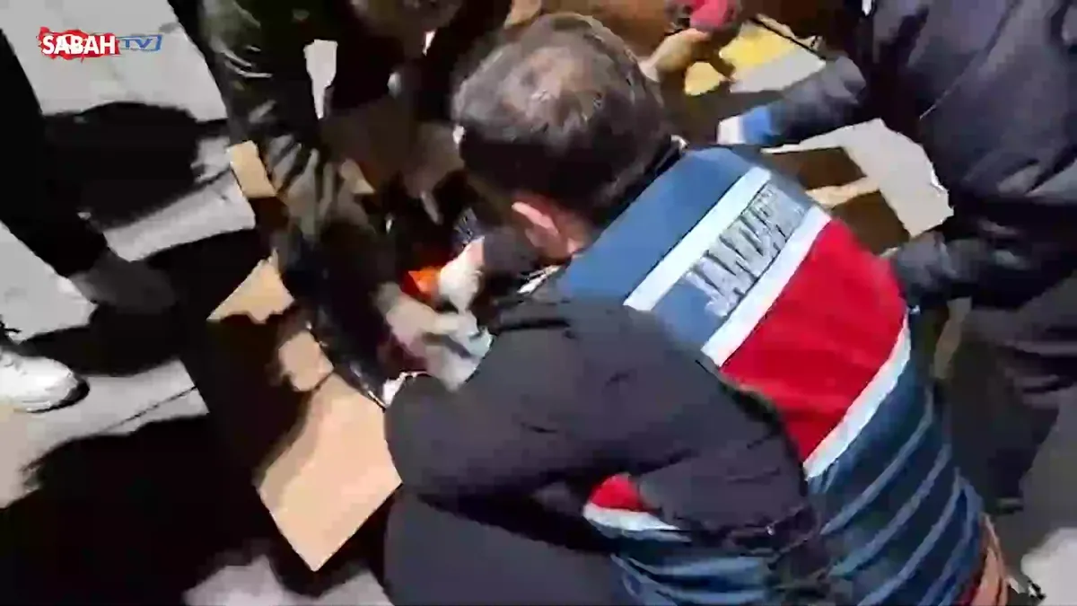 İstanbul’da zehir sevkiyatına darbe vuruldu: 92 kilo 500 gram eroin ele geçirildi | Video videosunu izle İstanbul’da zehir sevkiyatına darbe vuruldu: 92 kilo 500 gram eroin ele geçirildi | Video videosunu izle