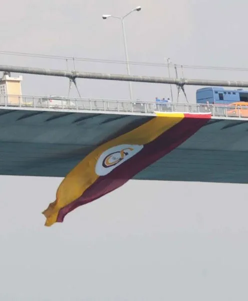 Galatasaray bayrağı Boğaziçi Köprüsü’nde