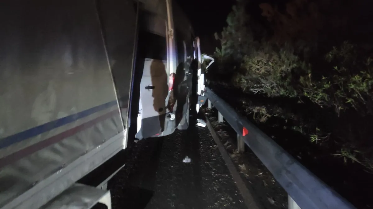 Şanlıurfa’da minibüs tıra arkadan çarptı! 9 yaralı Şanlıurfa’da minibüs tıra arkadan çarptı! 9 yaralı