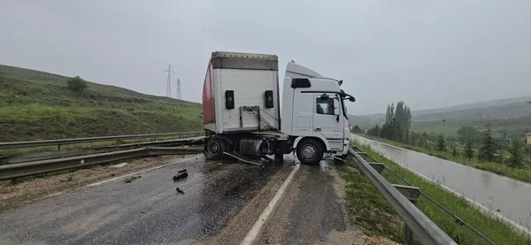 yagis-faciaya-yol-acti-tir-ile-minibus-carpisti-11-yarali-1779283189609.jpg