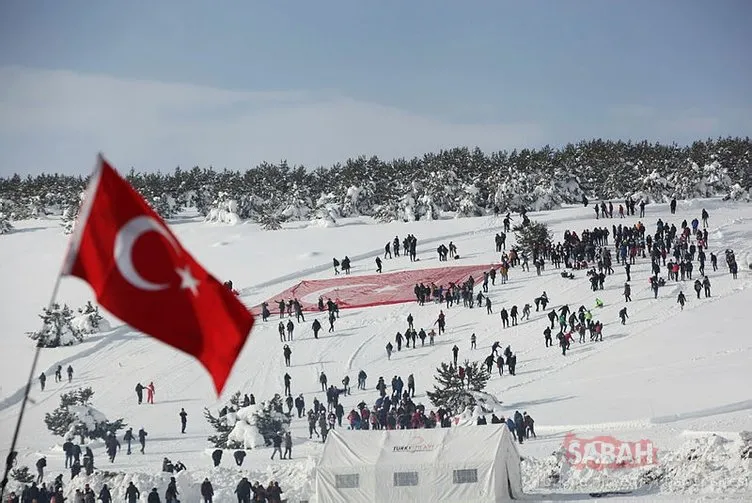 Soğuğa ve kara aldırış etmeyen binlerce kişi Sarıkamış Şehitleri'ni anmak için yürüdü