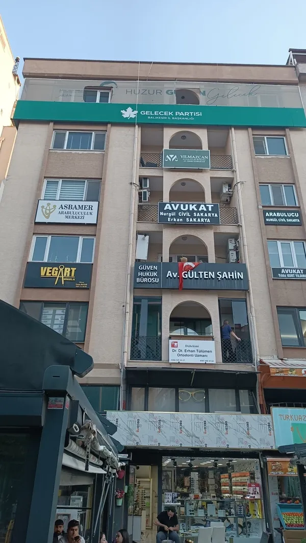 sahtecilikten-baro-kaydi-silinen-chpli-eski-baskan-korsan-avukatlik-yapiyor-1729166707198.jpg