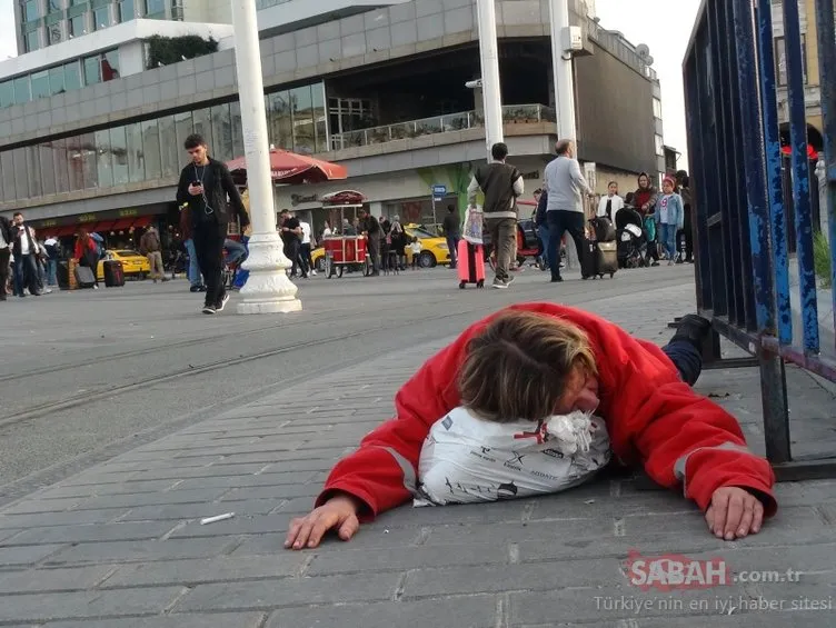 Taksim Meydanı’nda görüntülendi! Cumhuriyet anıtı önünde sızan alkollü kadına...