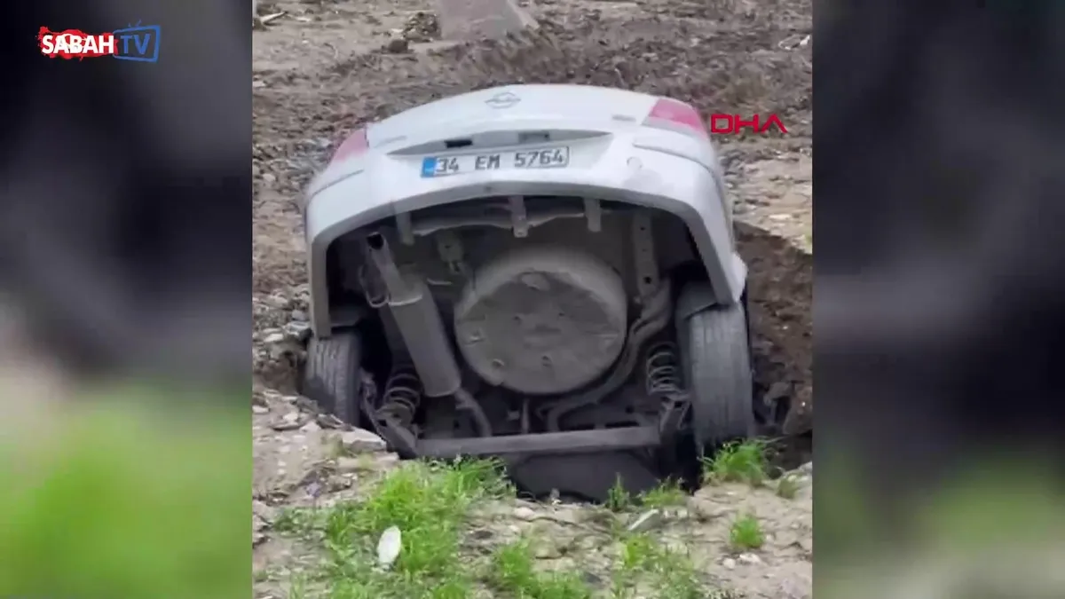 Park halindeki araç, arazide oluşan göçüğe düştü! O anlar kameraya yansıdı | Video videosunu izle Park halindeki araç, arazide oluşan göçüğe düştü! O anlar kameraya yansıdı | Video videosunu izle
