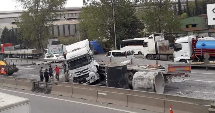 Kaza yapan TIR’dan düşen beton borular, yolu kapattı