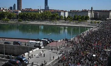 Fransa’da kadın göstericiye tekme ve hakaret