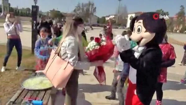 Antalya'da palyaço kılığına giren gazeteciden sevgilisine şok evlilik teklifi! | Video