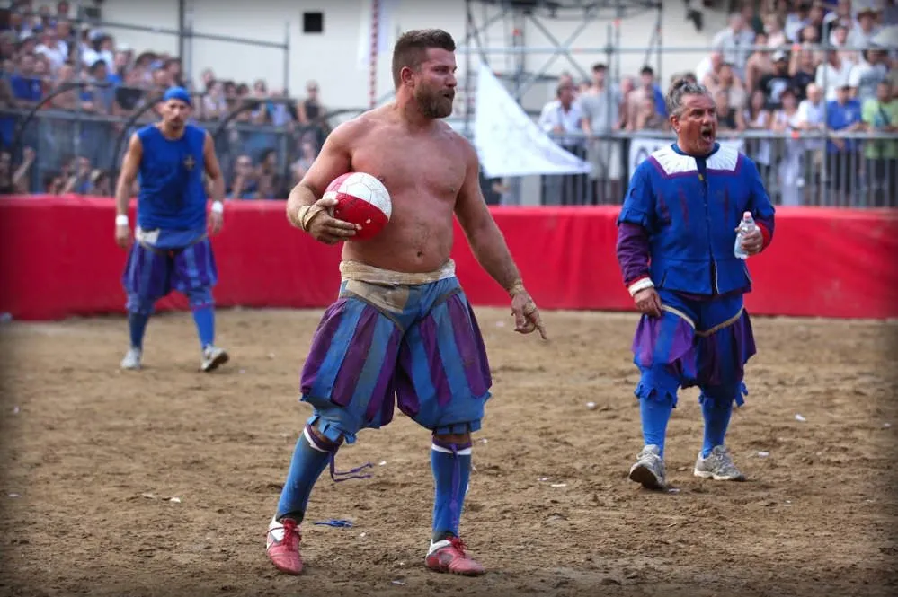 Calcio storico Fiorentino фото красивого прохода команды