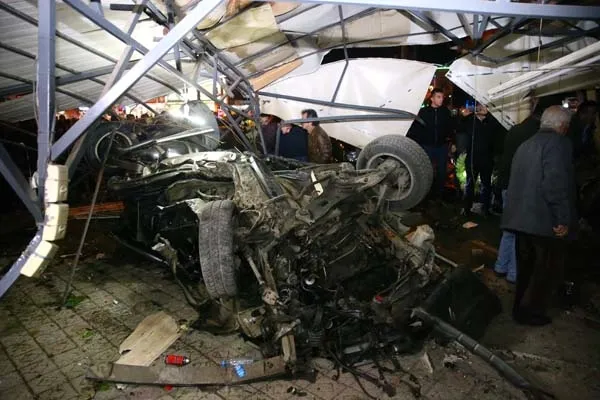 Beton mikseri kahvehaneye girdi! Ölü ve yaralılar var...