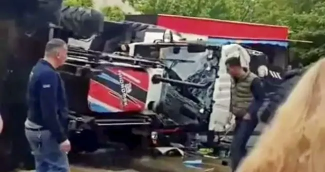 Yokuş aşağı inen iş makinası araçlara çarpıp devrildi!