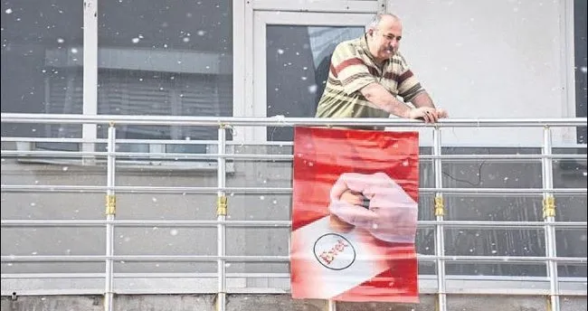 Balkonuna bu kez evet bayrağını astı