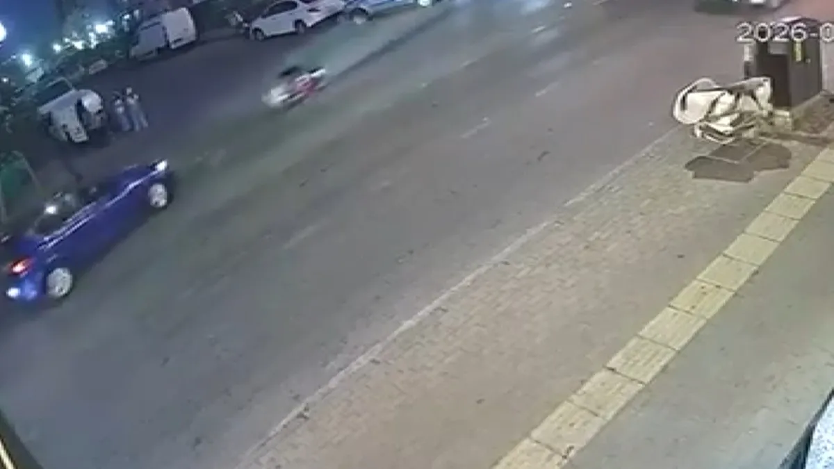 Motokurye otomobil ile böyle çarpıştı